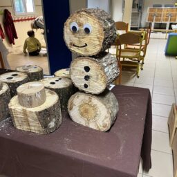 Atelier déco de Noel avec le conseil Municipal des Jeunes